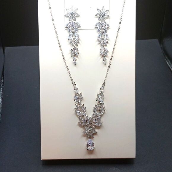 DHQH Earrings & Necklace Set New With Box - Picture 1 of 5